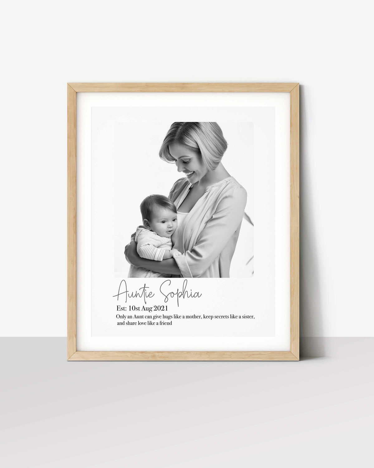 Personalized aunt gift print: black and white photo of Auntie Sophia holding a baby, with her name and a short quote Imagen principal del producto