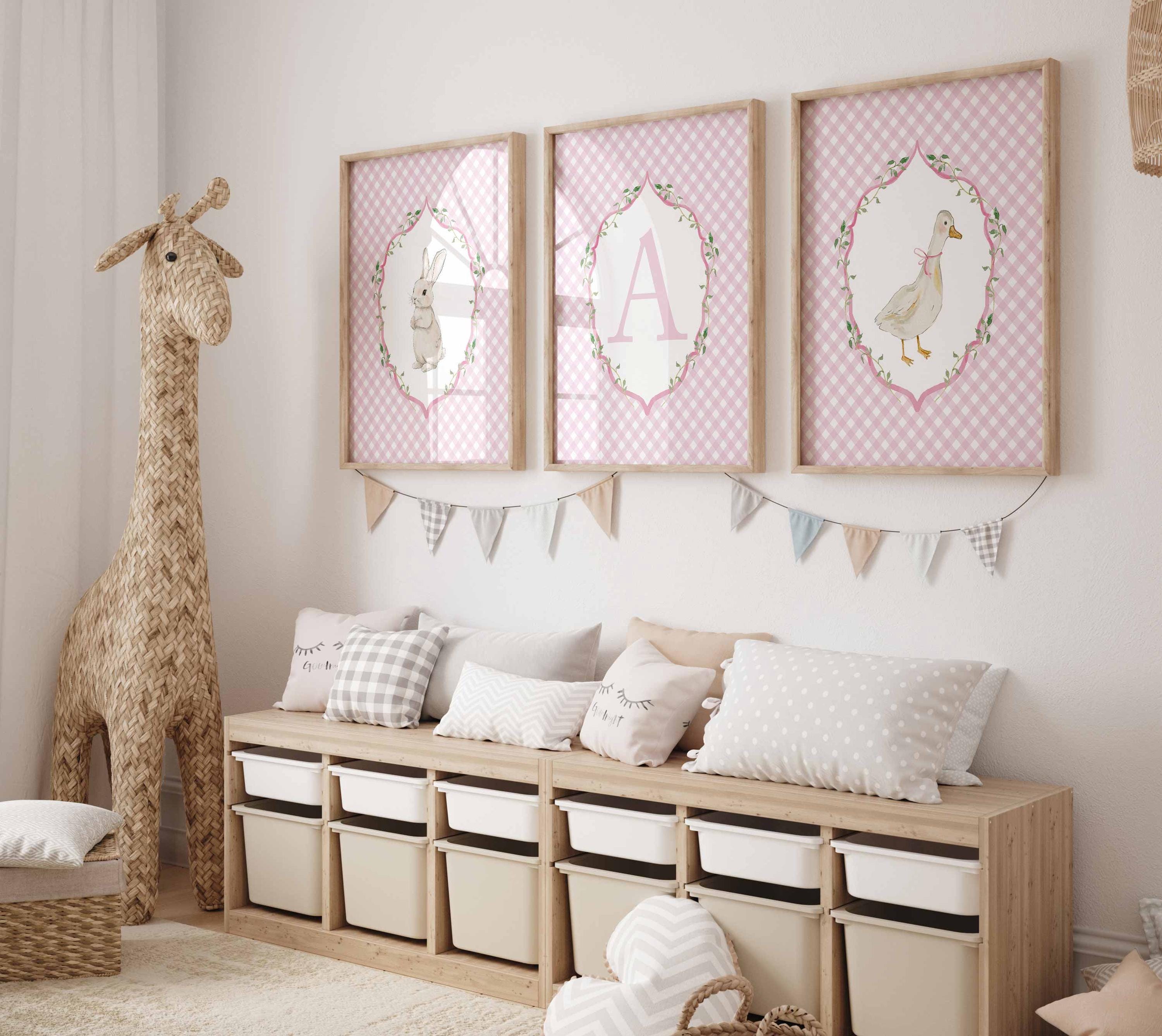 Lapin et Oie, Décoration de chambre de bébé fille vichy rose, Ensemble de 3 affiches pour chambre d'enfant mignonnes avec lapin, Art mural personnalisé avec prénom Image secondaire du produit