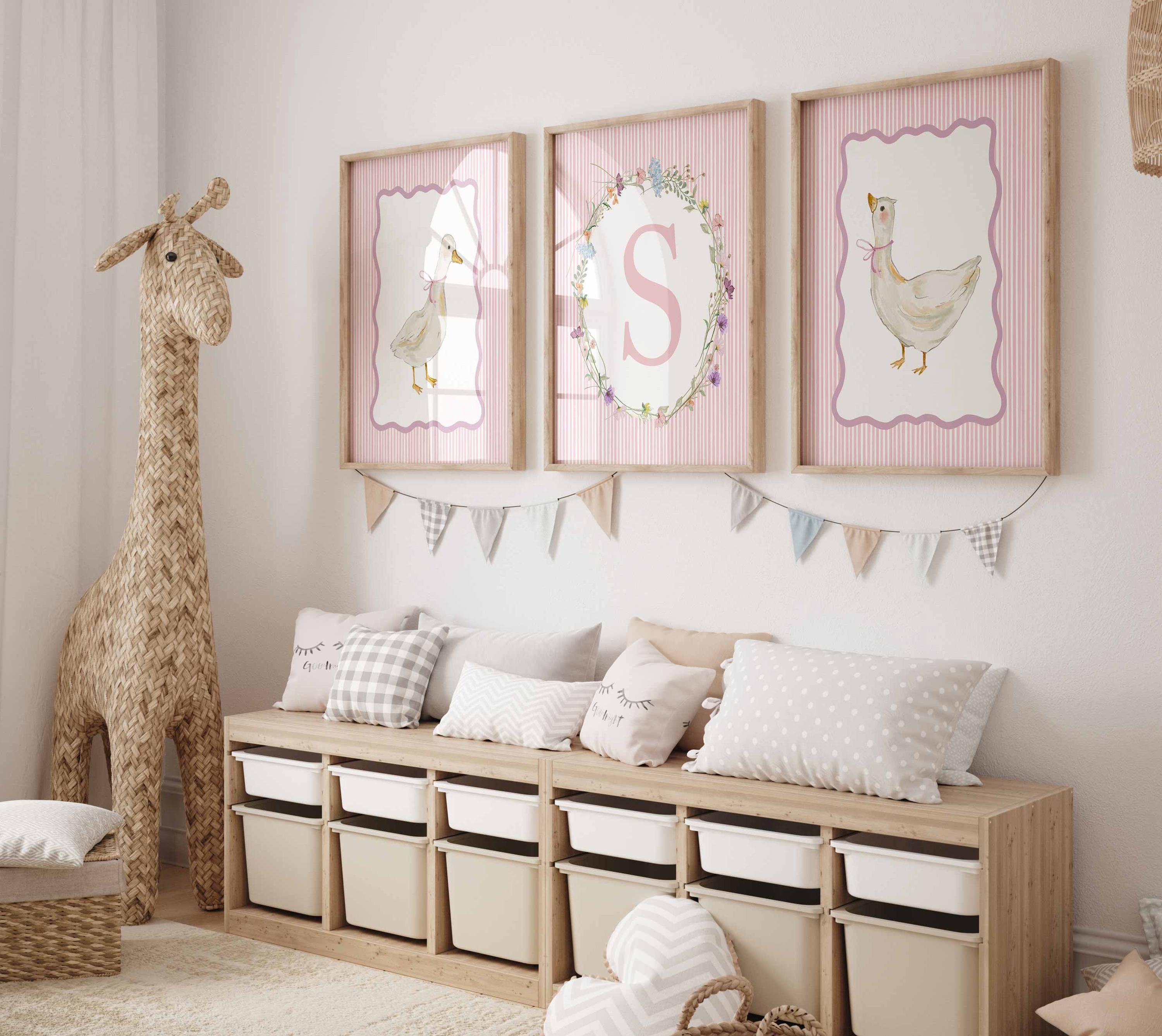 Décoration murale oie pour chambre d'enfant, affiche avec initiale et prénom pour bébé fille, décoration personnalisée pour chambre de nouveau-né, ensemble de 3 pièces à rayures roses style vintage Grand Millennial Image secondaire du produit