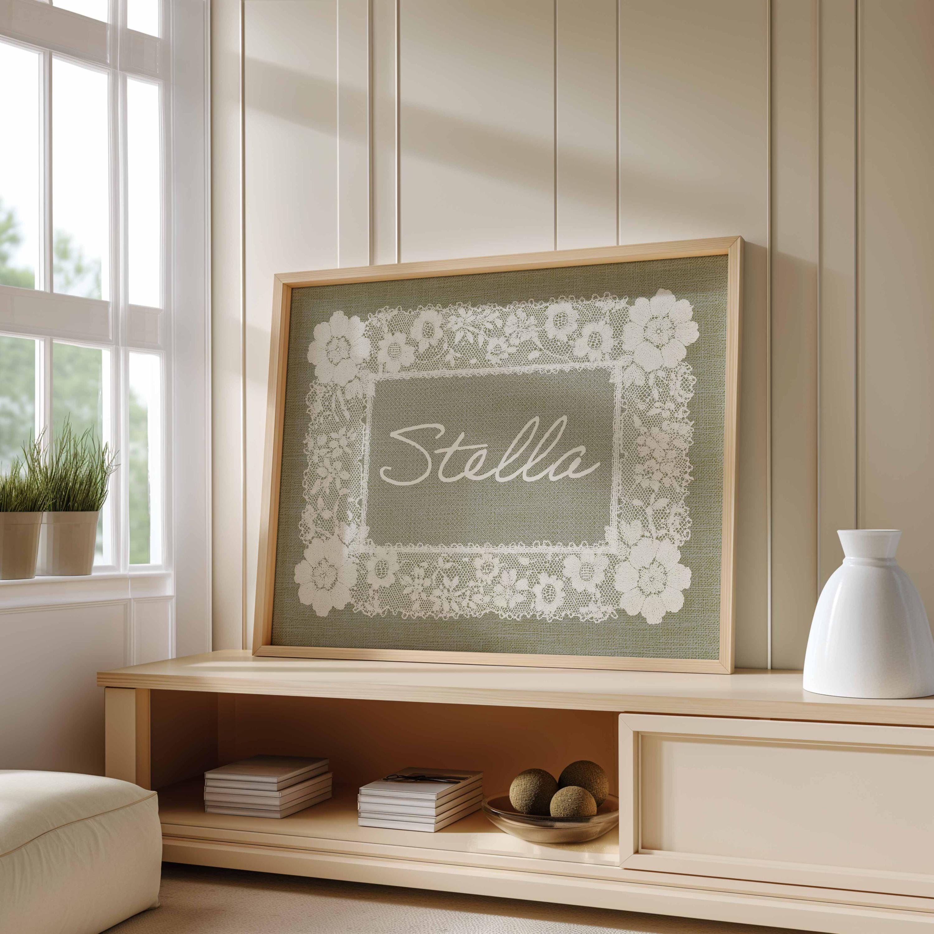 Décoration de chambre de bébé personnalisée, modèle de napperon personnalisé, nom de bébé en dentelle vert sauge, enseigne de nom de bébé vintage, impressions numériques d'art mural style Cottagecore Image secondaire du produit