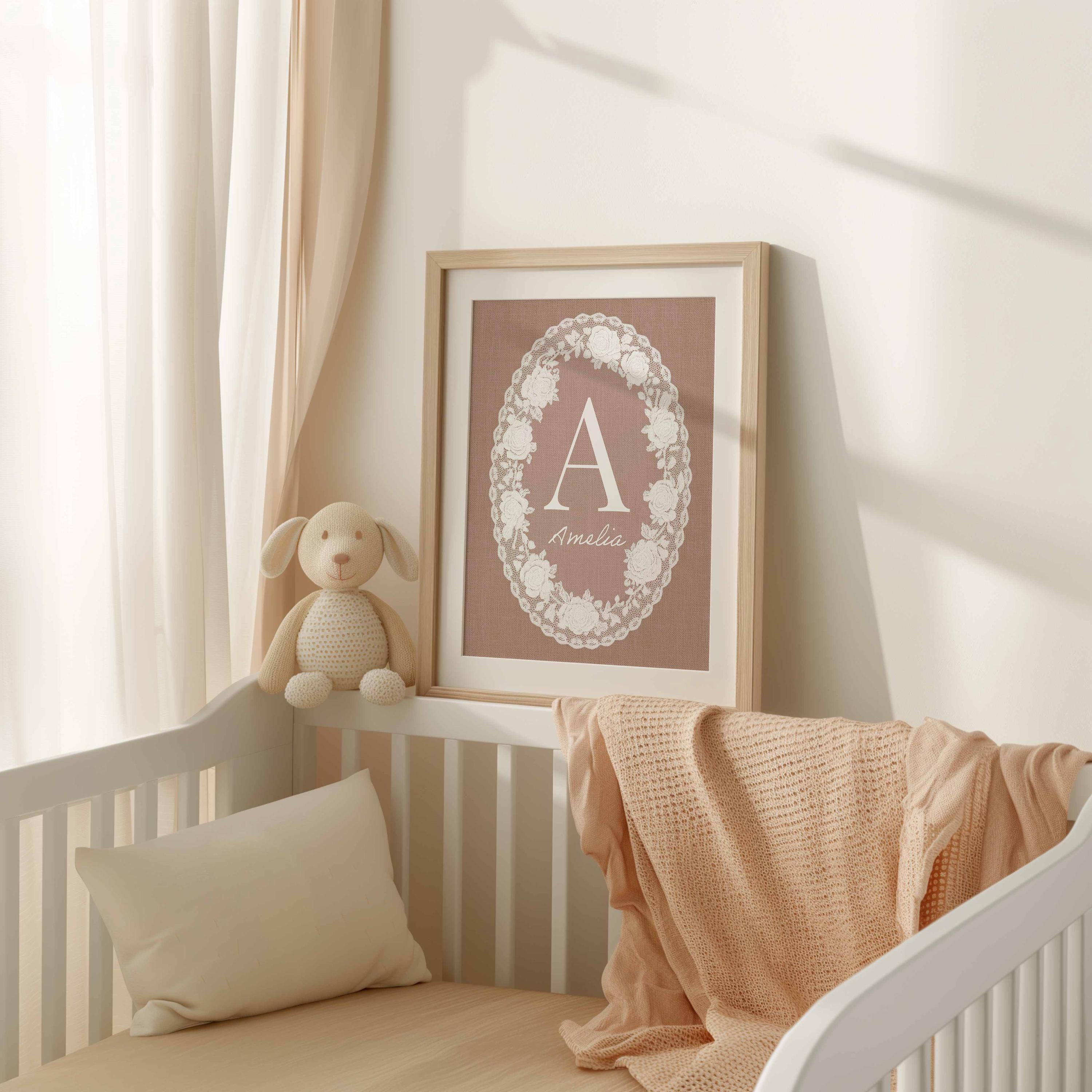 Décoration de chambre de bébé en dentelle rose, enseigne personnalisée au prénom du bébé, art mural napperon personnalisé, impression pour chambre de bébé style cottagecore, décoration de chambre de fille vintage Image secondaire du produit