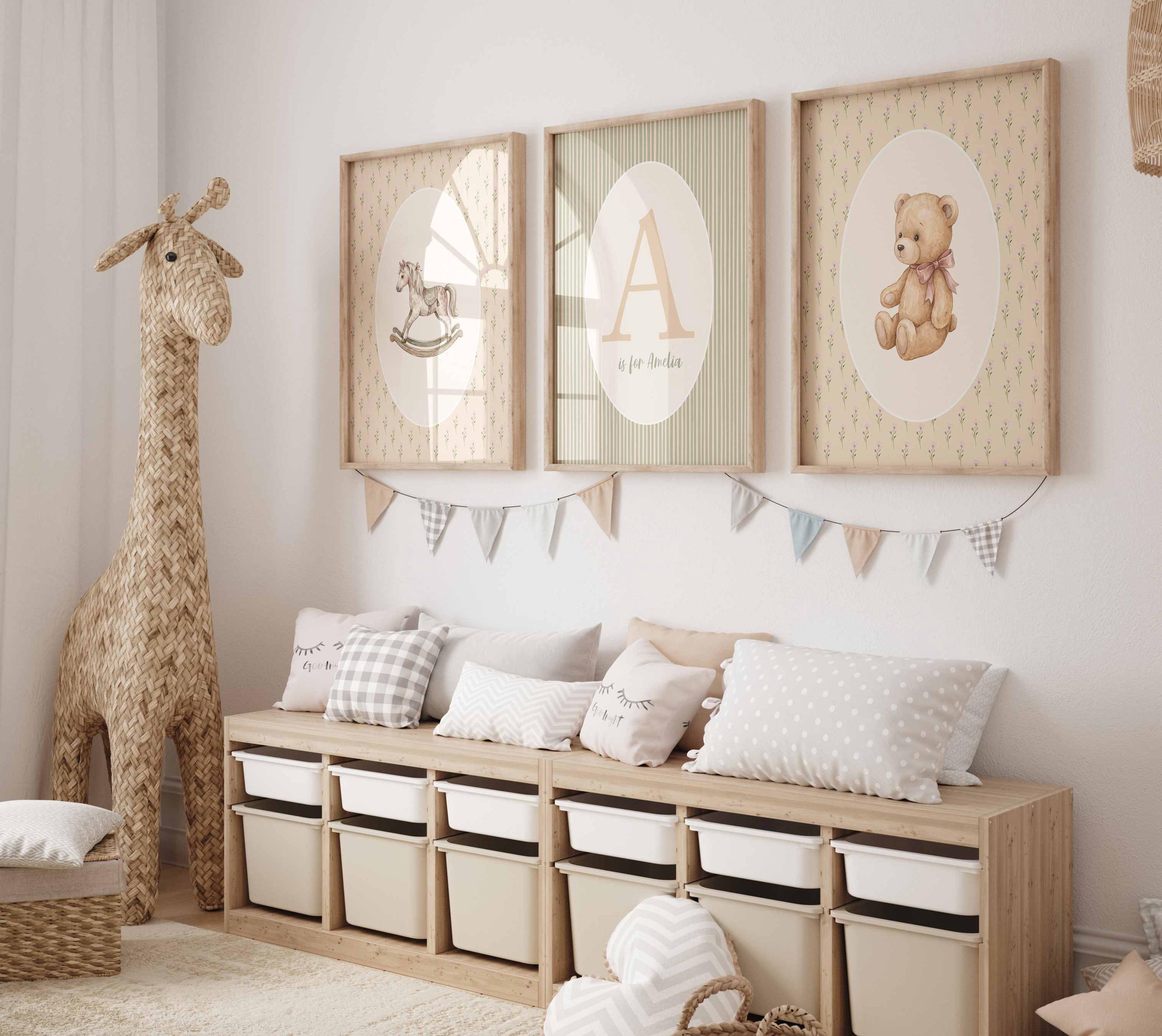 Pancarte avec prénom pour fille, affiches pour chambre de bébé, décoration de salle de jeux vintage, impression de cheval à bascule, décoration personnalisée pour chambre d'enfant, initiale de bébé vert sauge et rose Image secondaire du produit