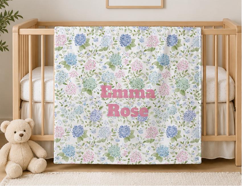 Couverture personnalisée motif hortensia (impression recto-verso), décoration de chambre de fille, couverture style « Preppy Coastal », cadeau couverture à fleurs rose et bleu, naissance de bébé Image secondaire du produit