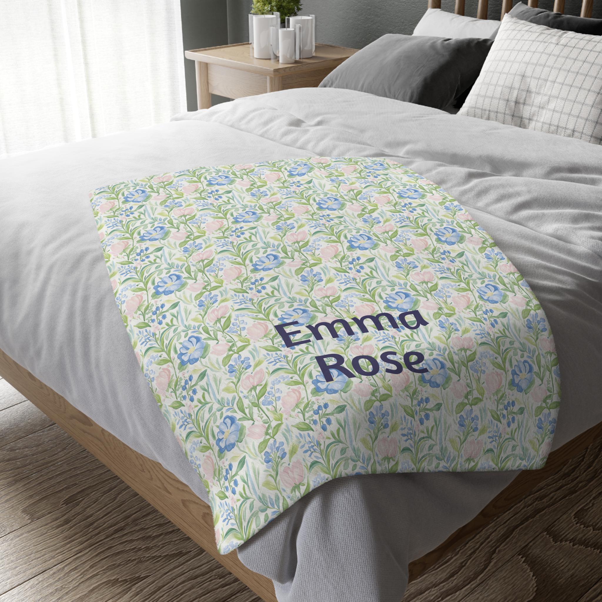 Couverture personnalisée au prénom, Couverture bébé fleurie vert sauge et bleu, Jeté en velours cadeau pour fille, Décoration de chambre de bébé fille, Cadeau de premier anniversaire Image secondaire du produit