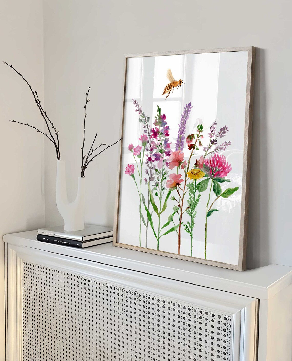 Impression d'art Abeille et Lavande Sauvage, Décoration murale Abeille et Fleurs Sauvages, Illustration aquarelle Fleurs de Trèfle Rouge, Art mural floral Image secondaire du produit