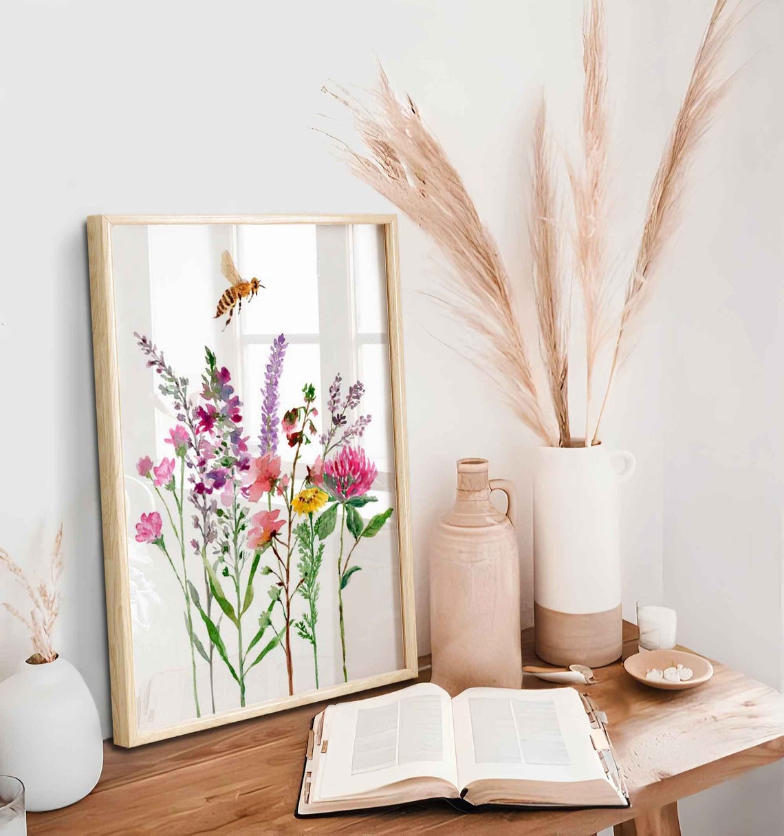 Lámina artística de abejas y flores silvestres, arte de pared de abejorros y lavanda, decoración de pared de flores silvestres, ilustración de acuarela de flores de trébol rojo, arte de pared floral Imagen secundaria del producto