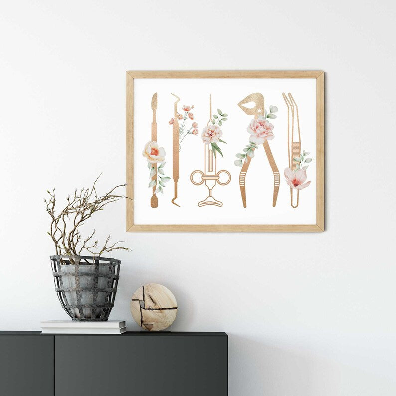 Landscape dental tools print in a wooden frame above a sideboard Image principale du produit